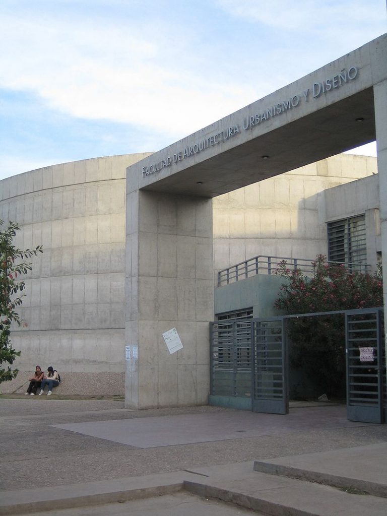 800px-Facultad_de_arquitectura_urbanismo_y_diseno_UNC