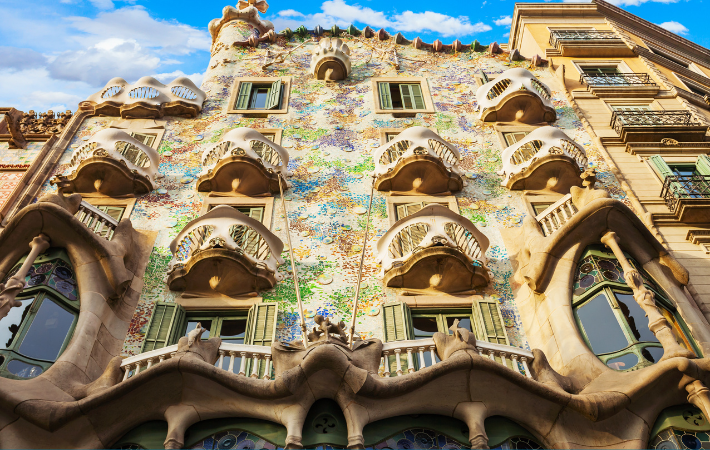 Imagem da fachada da Casa Gaudi em Barcelona