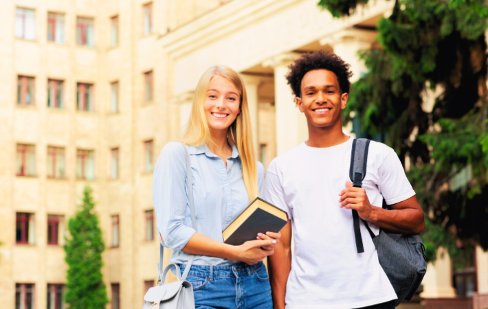 Dois adolescentes, uma menina e um menino, em tour por universidades americanas