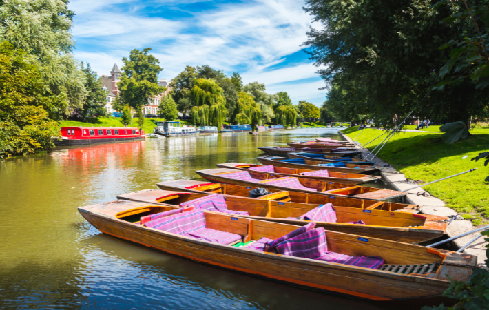 Uma série de barcos em um dia ensolarado em Cambridge,
