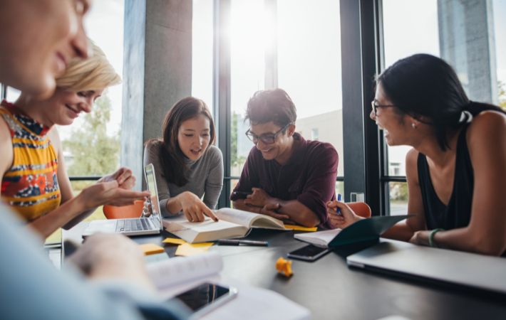Alunos de diferentes partes do mundo conversando e estudando juntos