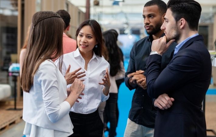Alunos no intercâmbio fazendo networking