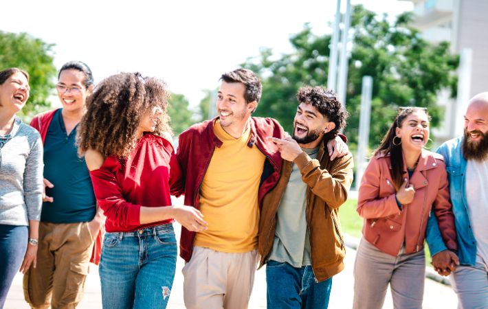 Amigos sorrindo no intercâmbio