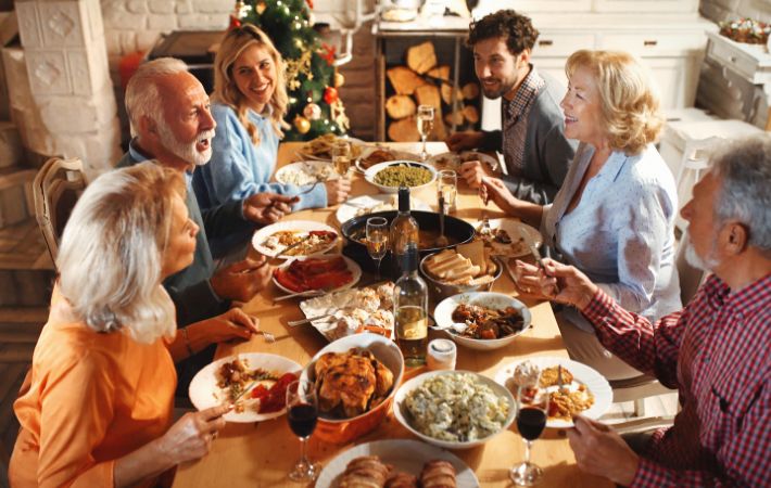 Família americana celebrando Thanksgiving com intercambistas