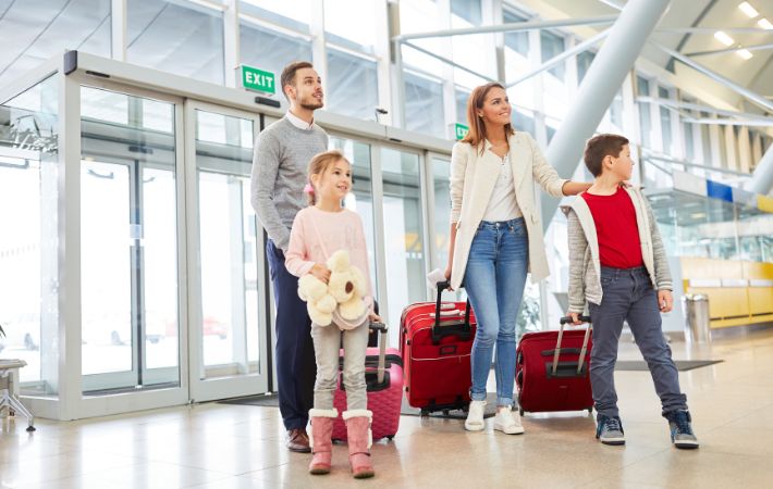 Família embarcando em intercâmbio de férias